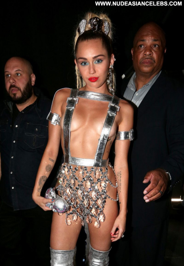 Miley Cyrus No Source Beautiful Awards Celebrity Posing Hot Babe