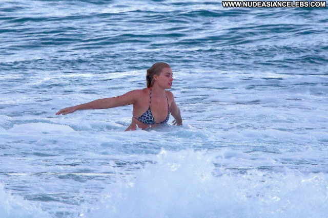 Margot Robbie The Beach Babe Celebrity Posing Hot Beautiful Bikini