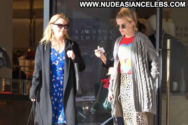 Reese Witherspoon Beverly Hills New York Shopping Posing Hot